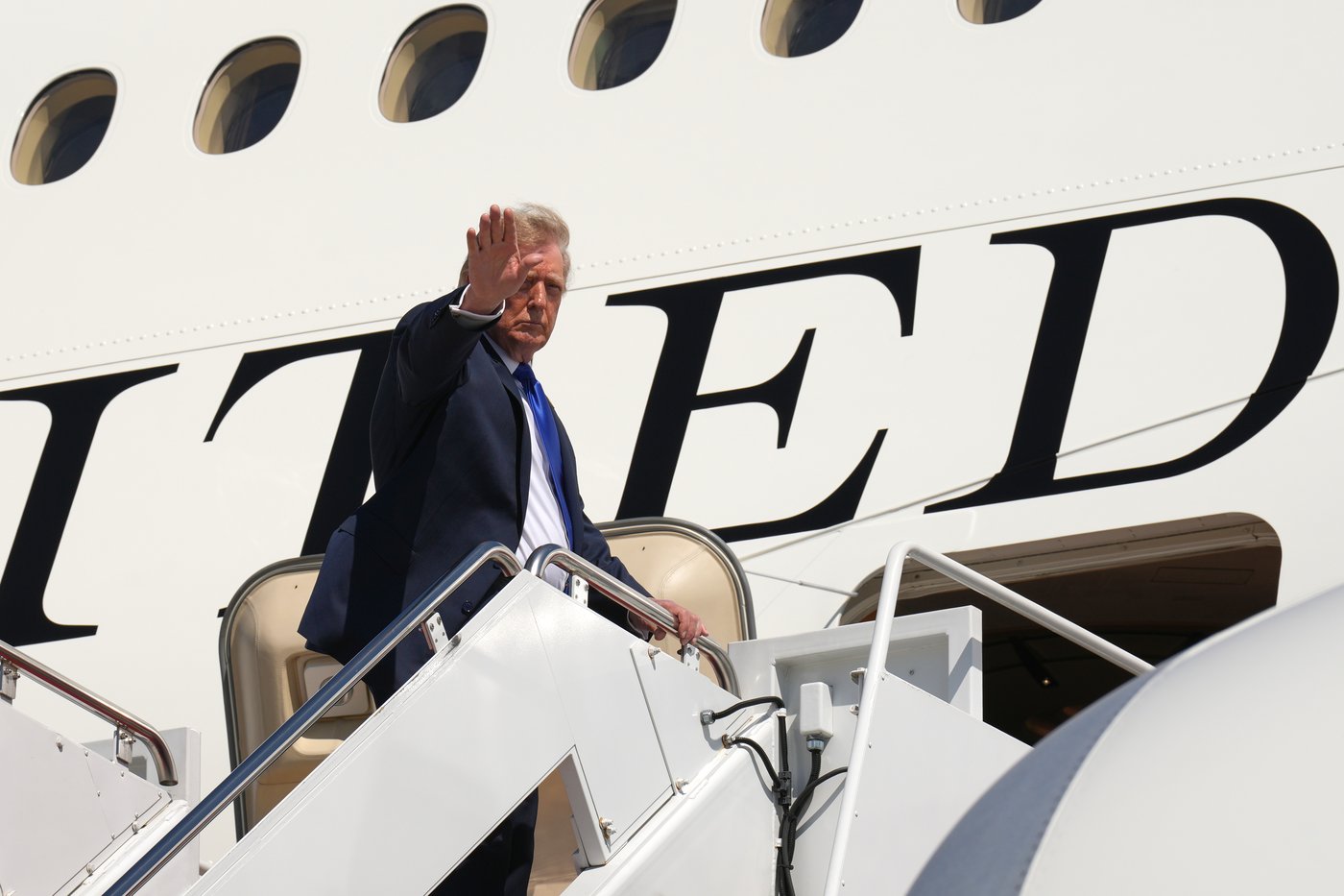 Trump's trip to GOP soiree in Texas is briefly delayed after Air Force One's emergency slide deploys | iNFOnews.ca Trump's trip to GOP soiree in Texas is briefly delayed after Air Force One's emergency slide deploys | iNFOnews.ca