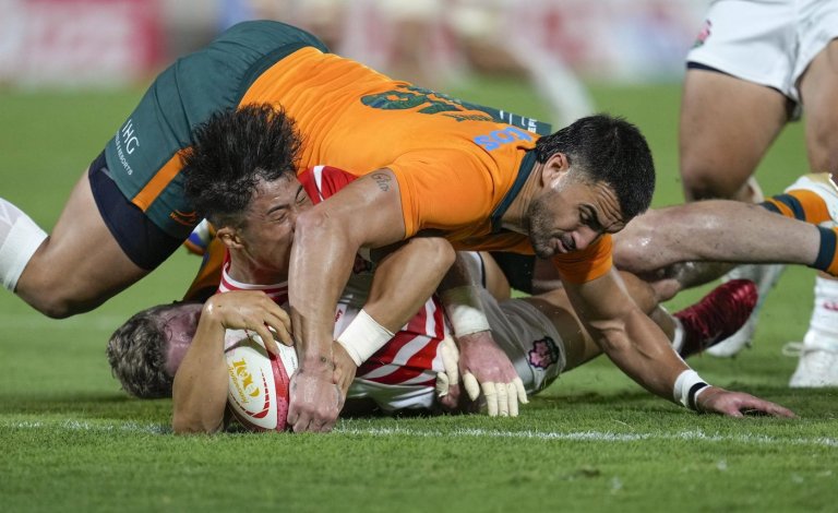Australia survives red card and Japan rally for a 35-32 win in Les Kiss debut | iNFOnews.ca