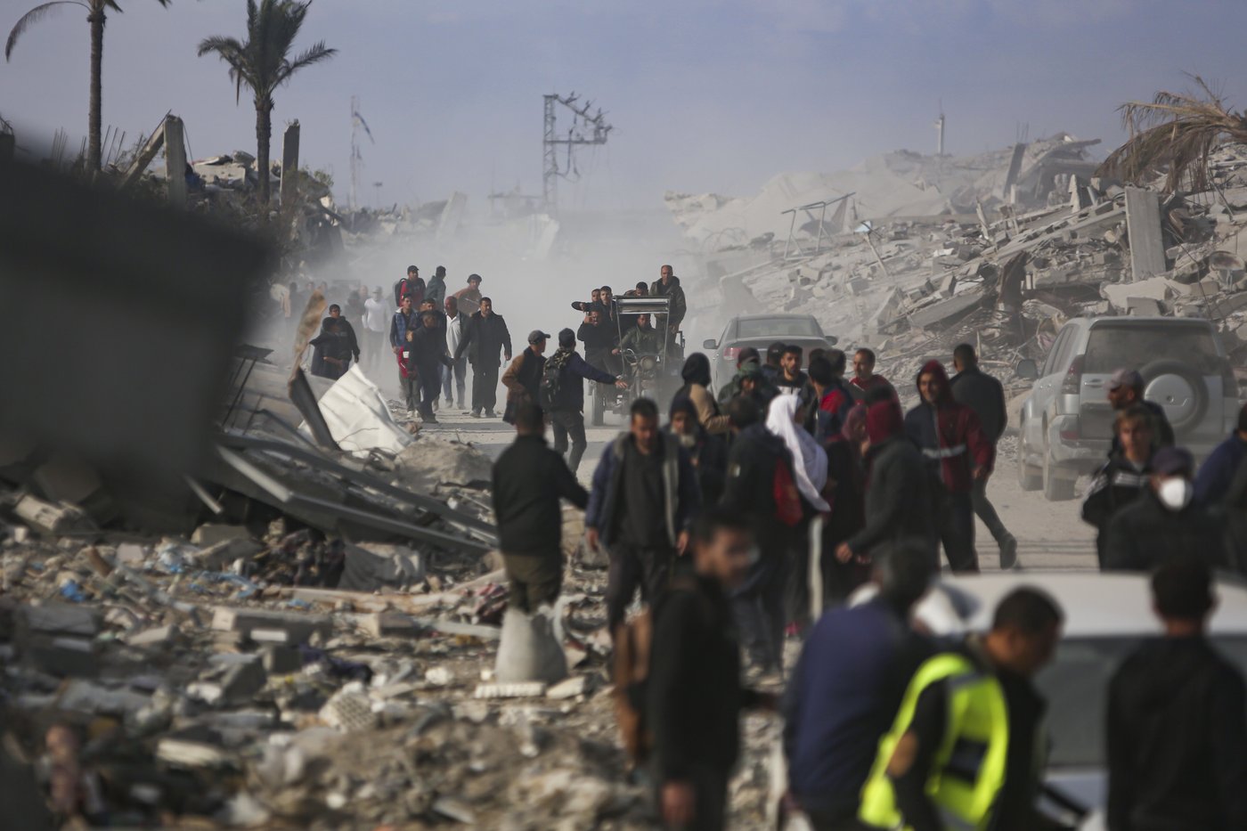 Palestinians trek across rubble to return to their homes as Gaza ceasefire takes hold | iNFOnews.ca