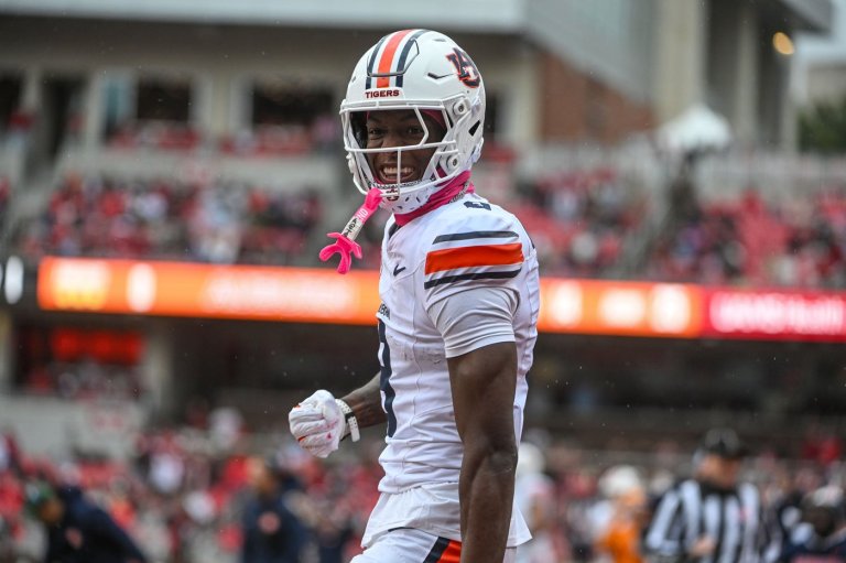 Late pick-6 helps lift Auburn to first SEC win over Arkansas 33-24 | iNFOnews.ca Late pick-6 helps lift Auburn to first SEC win over Arkansas 33-24 | iNFOnews.ca