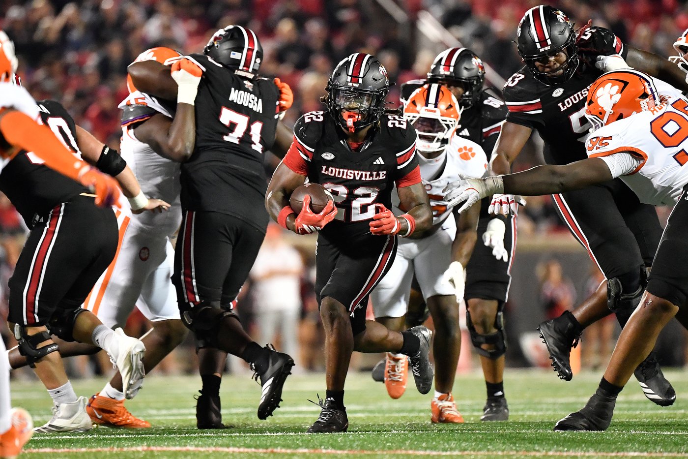 Clemson sneaks past Louisville 20-19 despite botched punt snap and goal-line stand | iNFOnews.ca