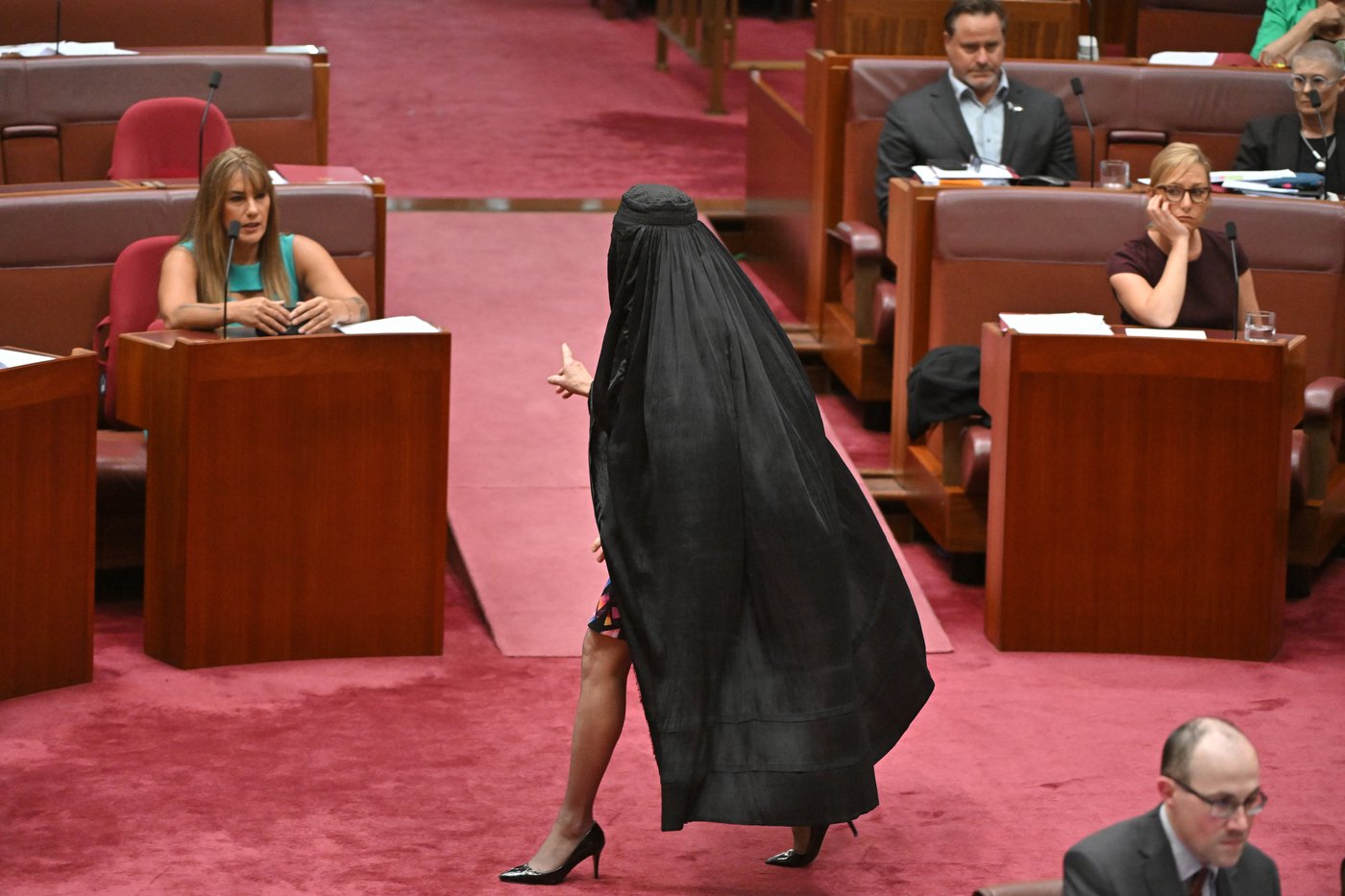 Australian Sen. Pauline Hanson suspended from Parliament for wearing burqa in protest | iNFOnews.ca