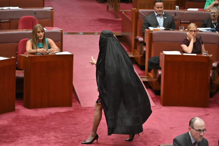 Australian Senator Pauline Hanson barred from Parliament for wearing burqa in protest | iNFOnews.ca