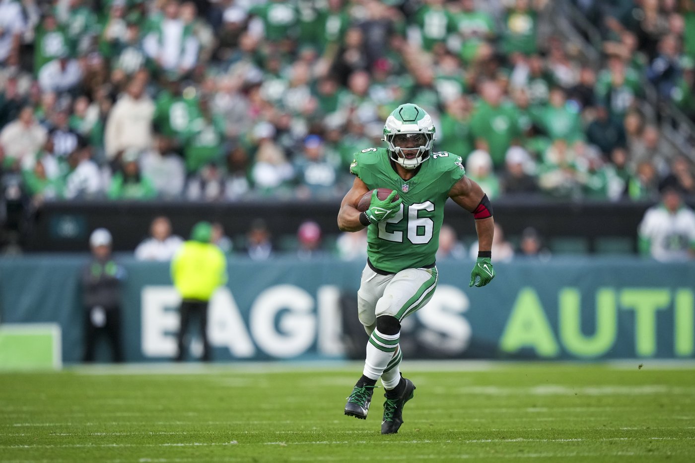 Saquon Barkley tops 2,000 yards rushing as Eagles beat Cowboys 41-7 to clinch NFC East | iNFOnews.ca