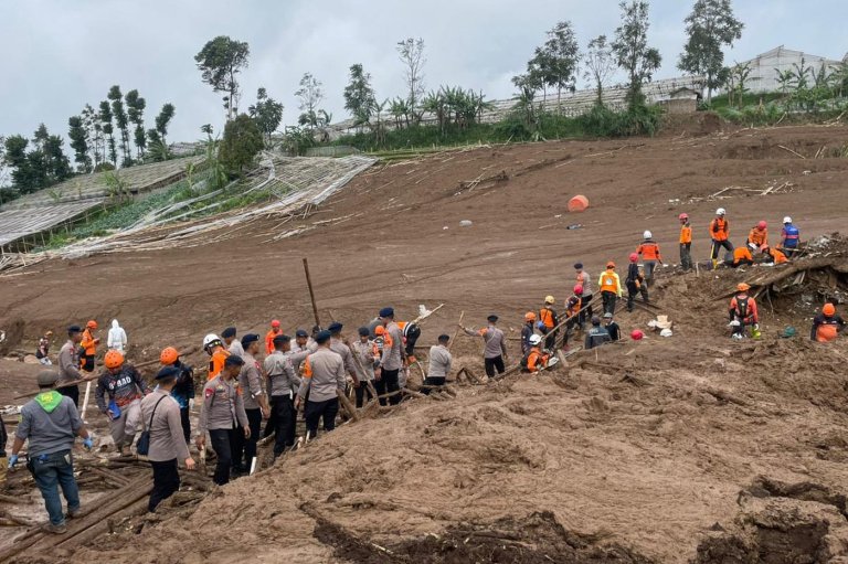 Indonesian marines among 80 missing in deadly West Java landslide | iNFOnews.ca