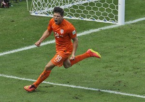 Huntelaar scores late penalty to give Netherlands 2-1 win over Mexico at World Cup | iNFOnews.ca CP28953130