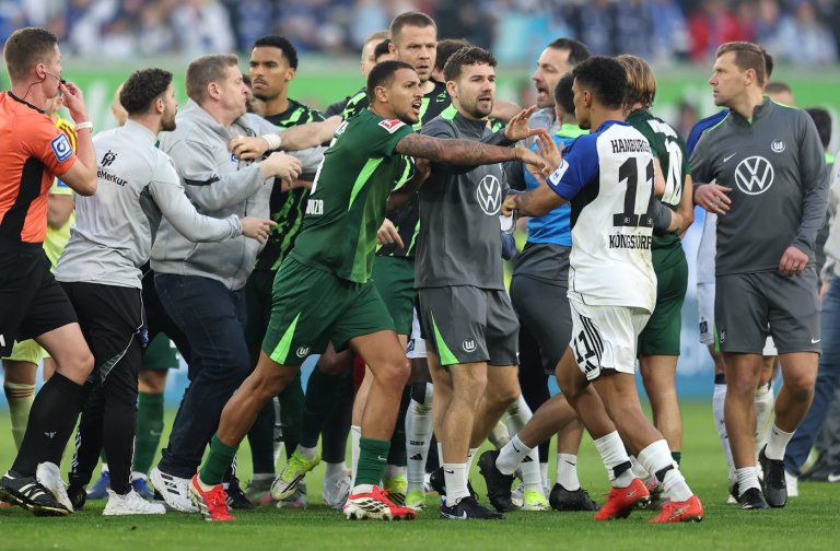 Flares fly and players fight as Wolfsburg moves closer to relegation with Bundesliga loss to Hamburg | iNFOnews.ca