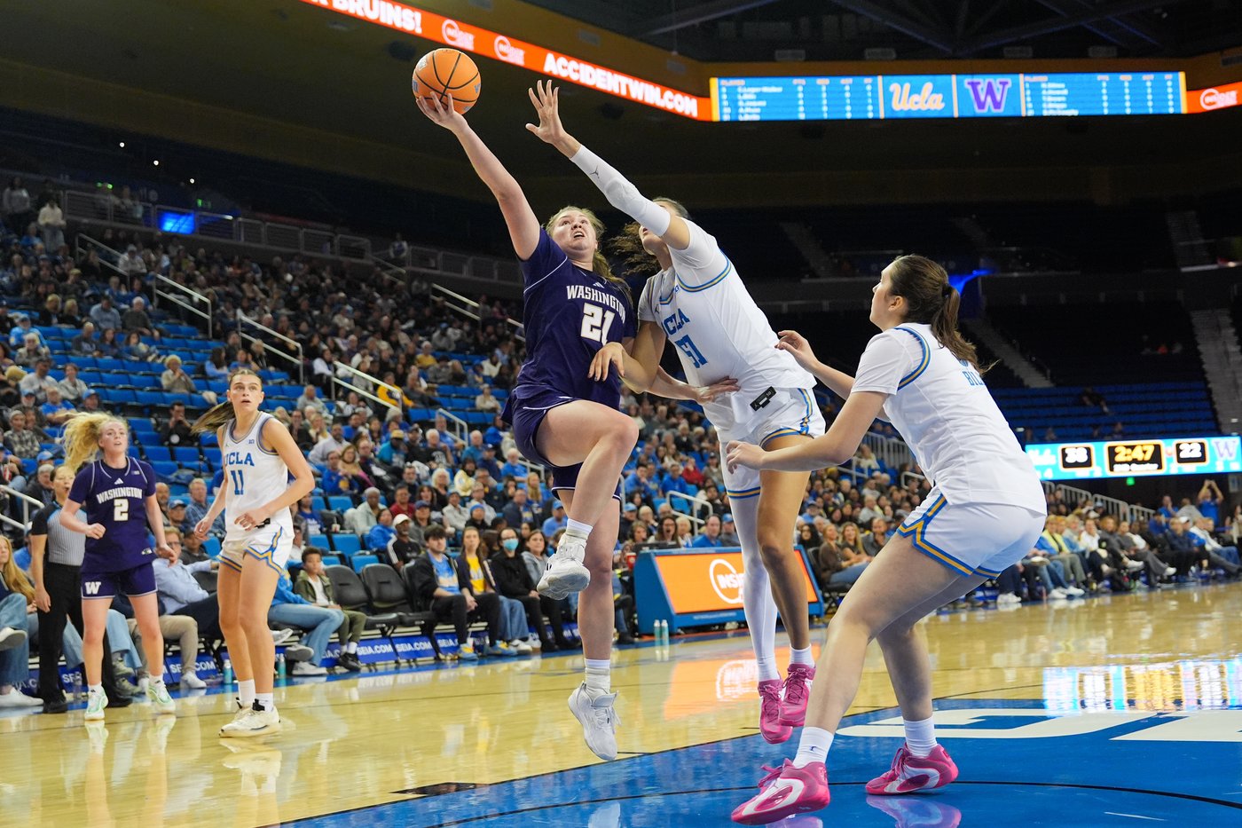 Betts powers No. 2 UCLA past Washington 82-67 to clinch a share of the Big Ten title | iNFOnews.ca