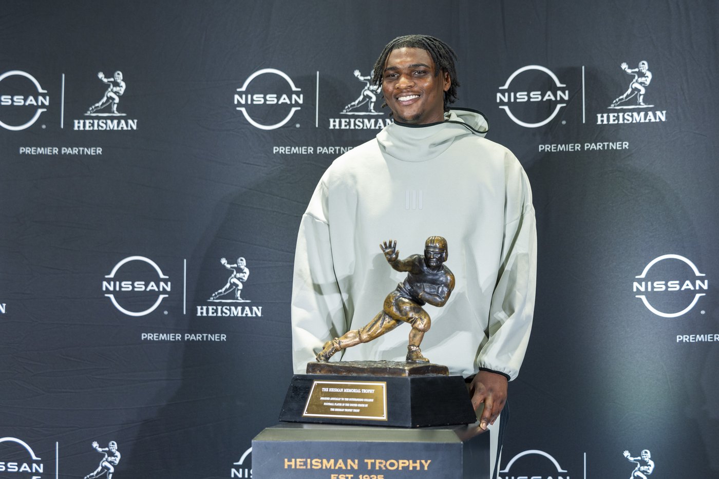Travis Hunter and Ashton Jeanty give this year's Heisman Trophy ceremony a different vibe | iNFOnews.ca