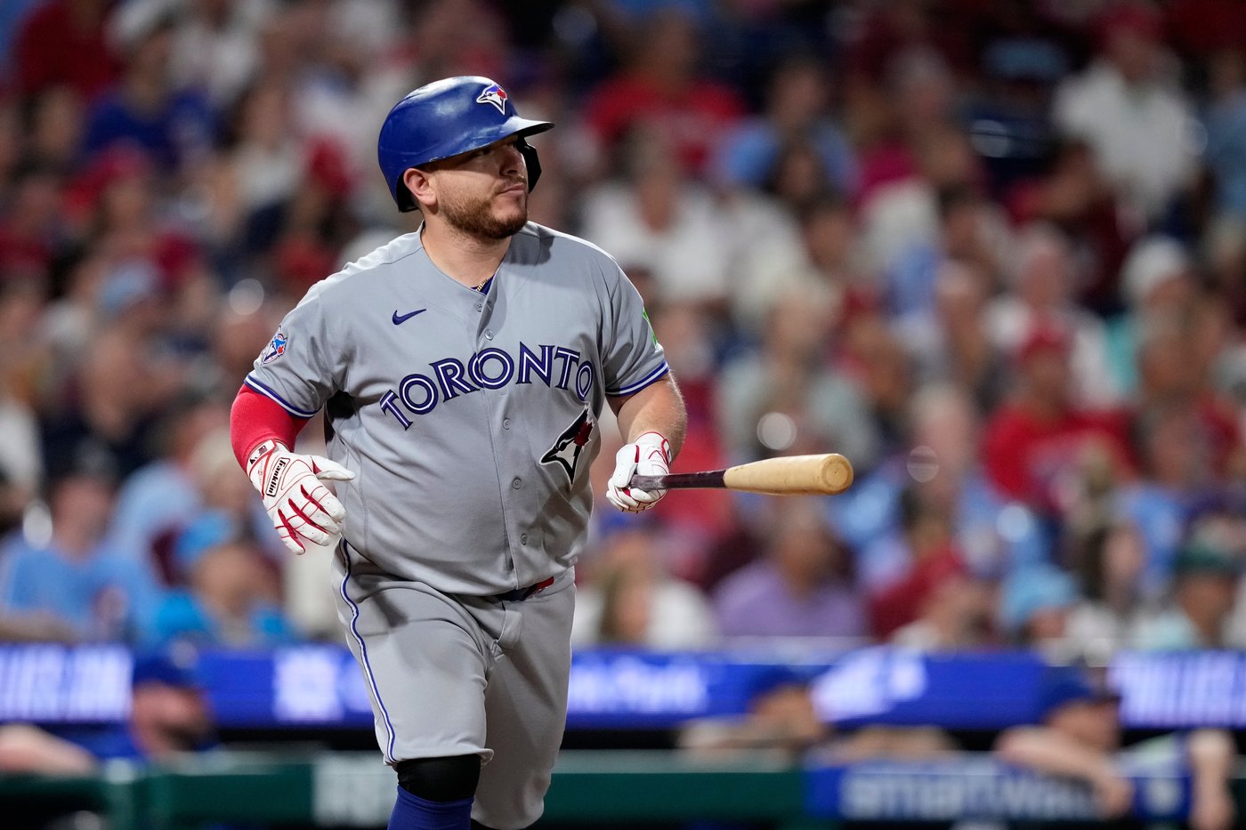 Rogers escapes 2 bases-loaded jams in the ninth to seal Blue Jays' 5-4 win over Phillies | iNFOnews.ca