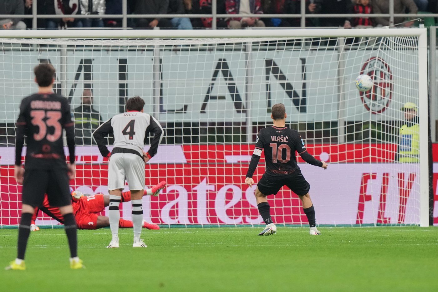 AC Milan turns jeers into cheers vs Torino and cuts Inter’s Serie A lead to 6 points | iNFOnews.ca