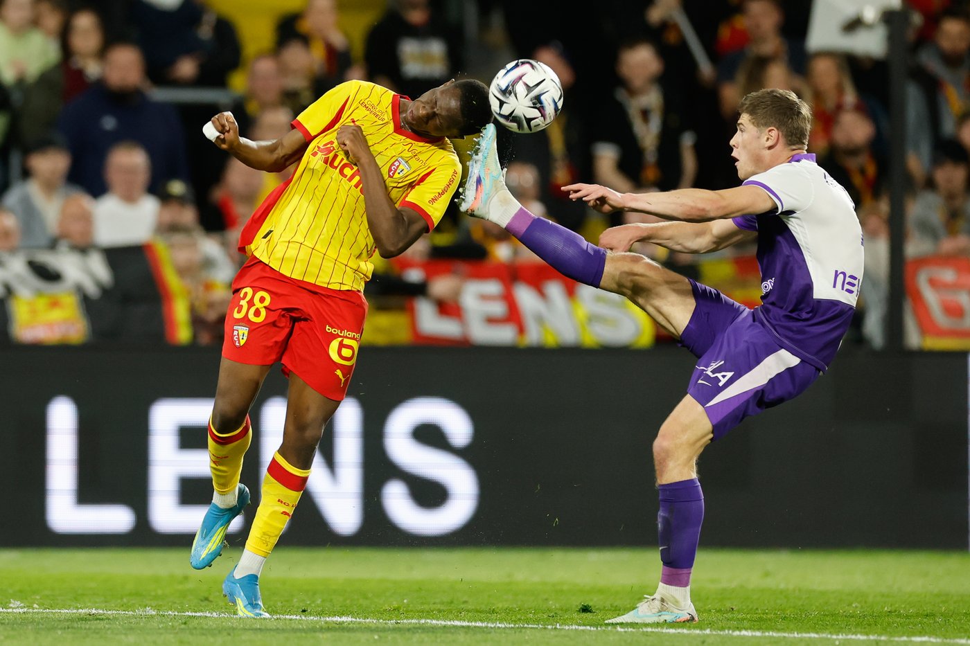 Lens comes from 2-0 down to beat Toulouse and keep alive Ligue 1 title hopes | iNFOnews.ca Lens comes from 2-0 down to beat Toulouse and keep alive Ligue 1 title hopes | iNFOnews.ca
