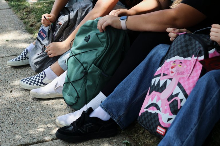 School backpack overload: Heavy bags can strain kids’ bodies | iNFOnews.ca