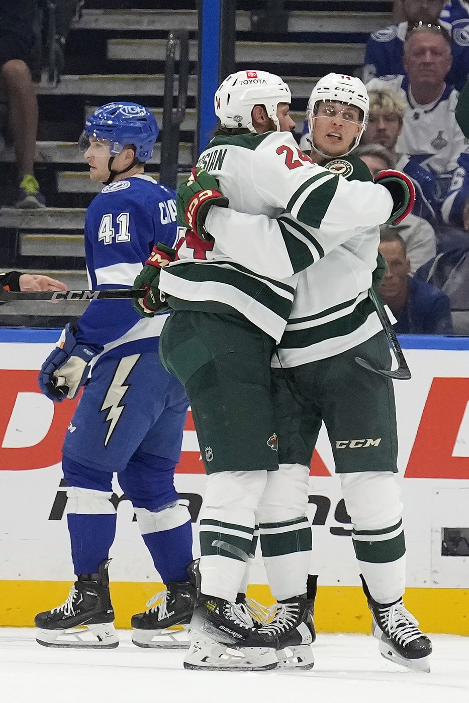 Matt Boldy breaks 3rd-period tie, Wild top Lightning 4-2 to remain unbeaten in regulation | iNFOnews.ca