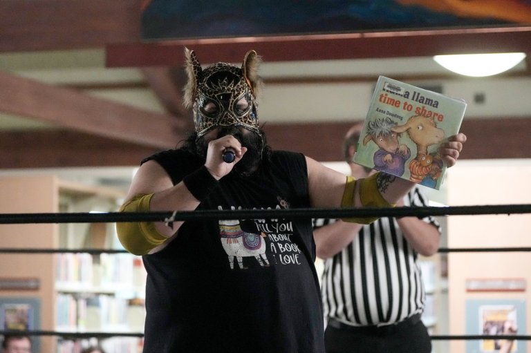 Wrestling matches provide an action-packed story time at US libraries, in photos | iNFOnews.ca