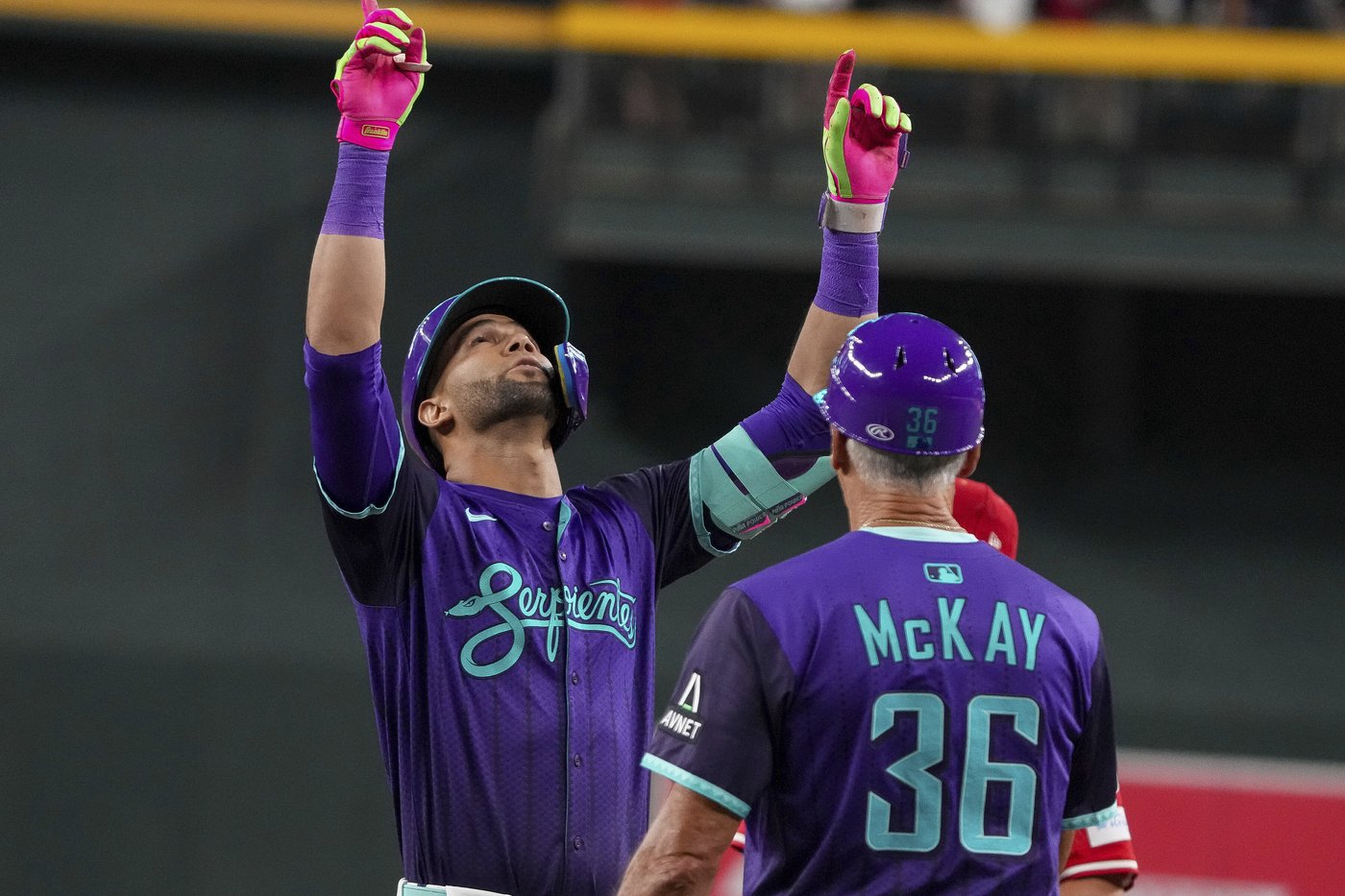 Gurriel, Perdomo each homer, drive in 3 runs in the Diamondbacks' 10-1 win over the Reds | iNFOnews.ca