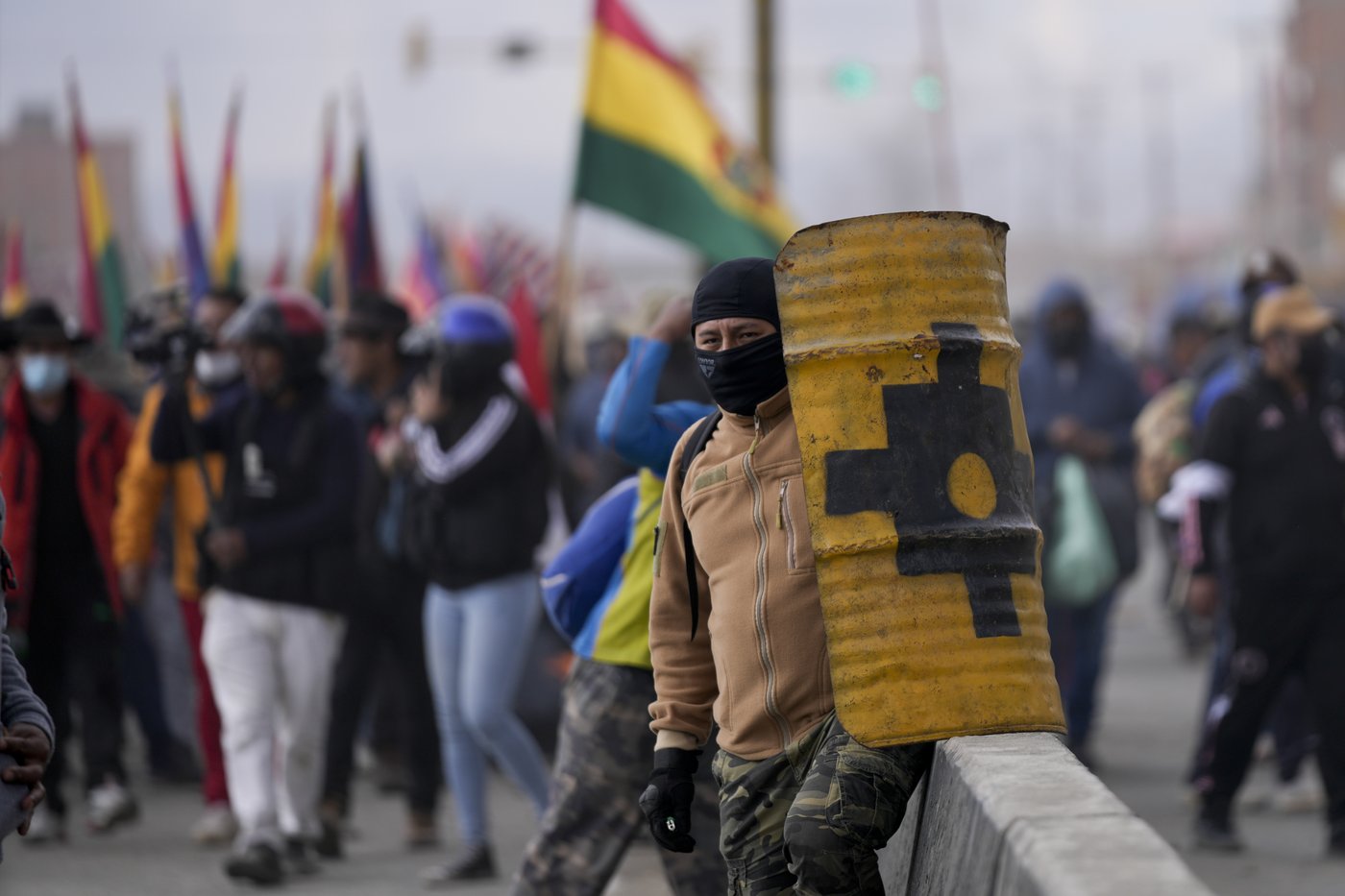 Rival protesters clash in Bolivia as ex-President Evo Morales leads a march to the capital | iNFOnews.ca Rival protesters clash in Bolivia as ex-President Evo Morales leads a march to the capital | iNFOnews.ca