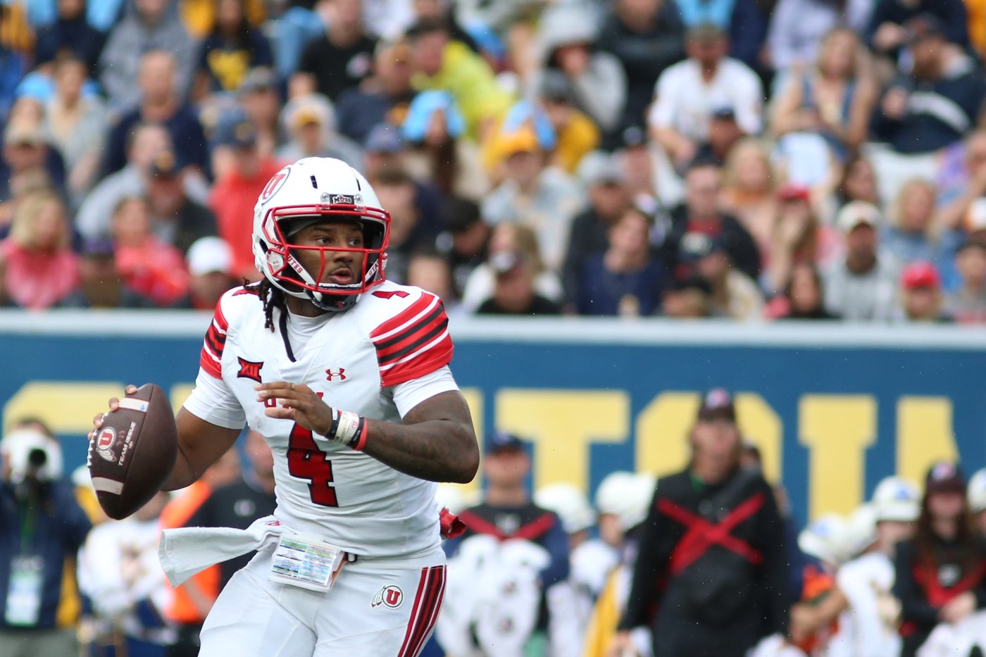 Dampier throws career-high 4 TD passes, runs for a score and Utah beats West Virginia 48-14 | iNFOnews.ca