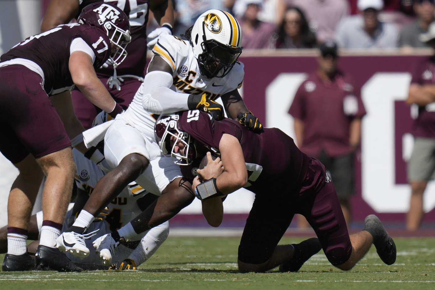 Moss scores 3 TDs as No. 25 Texas A&M gives No. 9 Missouri its first loss in 41-10 rout | iNFOnews.ca Moss scores 3 TDs as No. 25 Texas A&M gives No. 9 Missouri its first loss in 41-10 rout | iNFOnews.ca