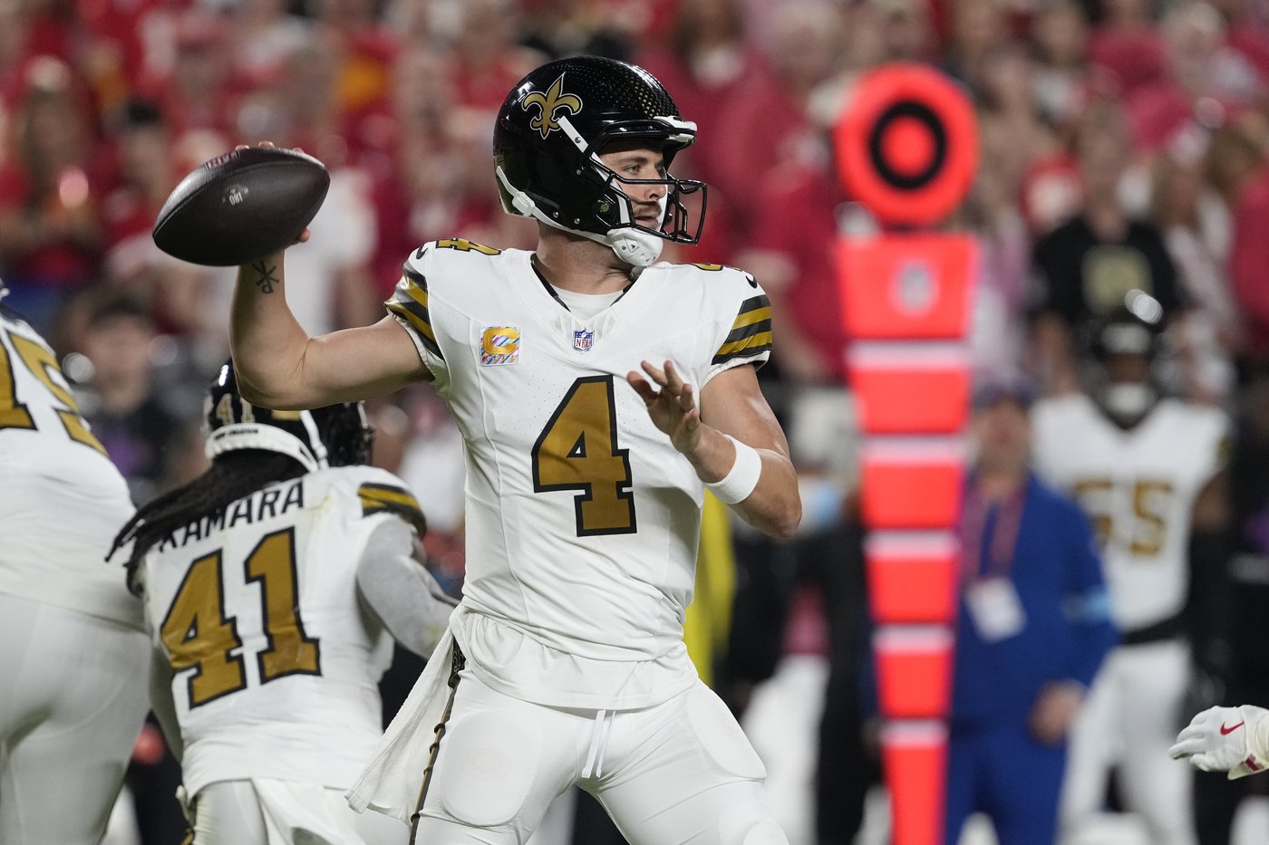 Saints quarterback Derek Carr leaves with oblique injury in another losing night against the Chiefs | iNFOnews.ca