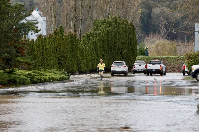 Levee breach triggers flash flood warning and evacuations south of Seattle | iNFOnews.ca