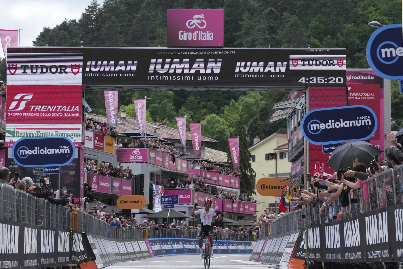 Carapaz triumphs in Giro d’Italia stage 11 as Del Toro extends overall lead | iNFOnews.ca