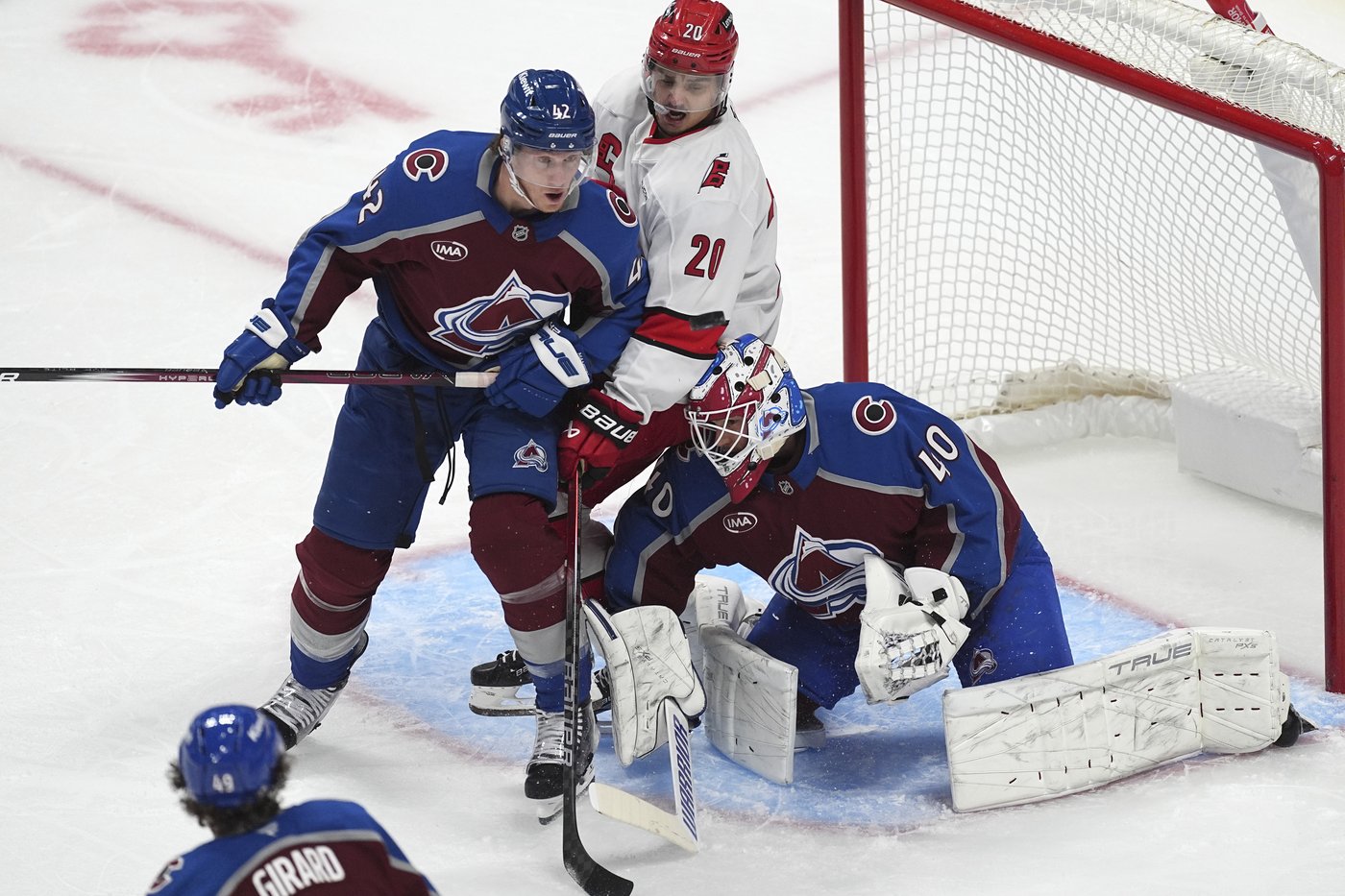 Avalanche score 5 goals in second period and end Hurricanes' 8-game win streak, 6-4 | iNFOnews.ca