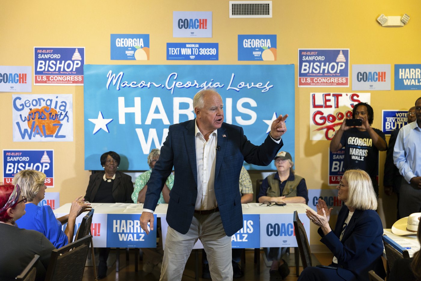 Walz attends Michigan-Minnesota college football game before final prep for Tuesday's debate | iNFOnews.ca