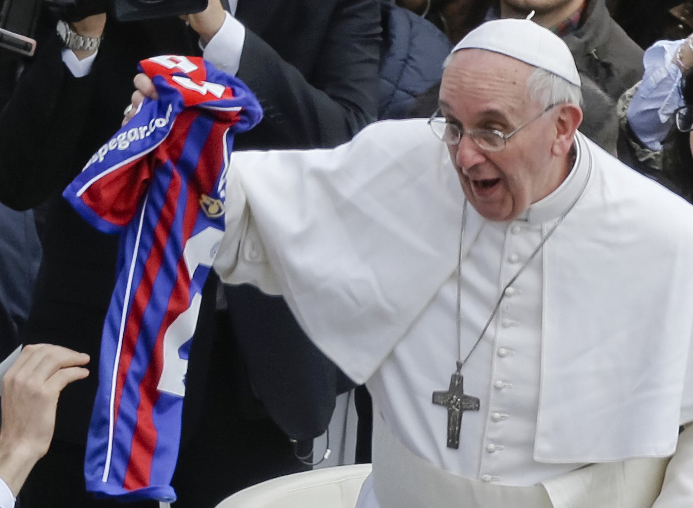 Sports world mourns soccer-loving Pope Francis with games in Italy and Argentina postponed | iNFOnews.ca