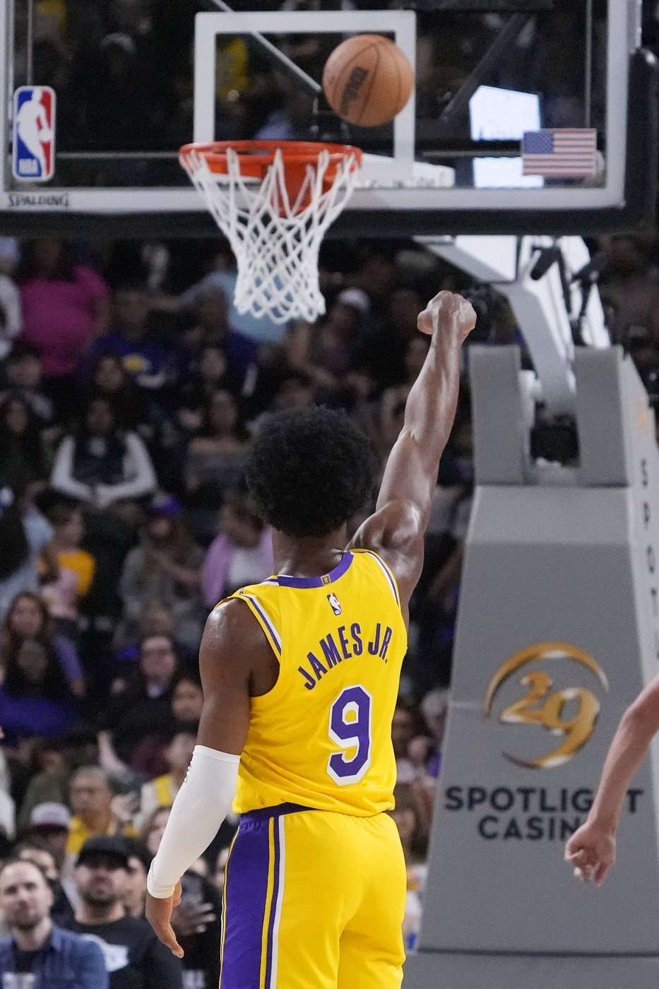 Bronny James begins his Lakers career with a preseason debut. LeBron won't join until the next game | iNFOnews.ca