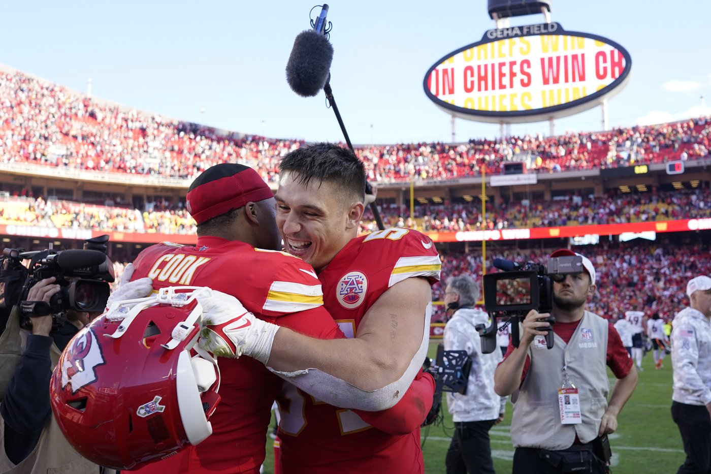 Imperfect Chiefs remain perfect by delivering again on the final play, this time against Denver | iNFOnews.ca