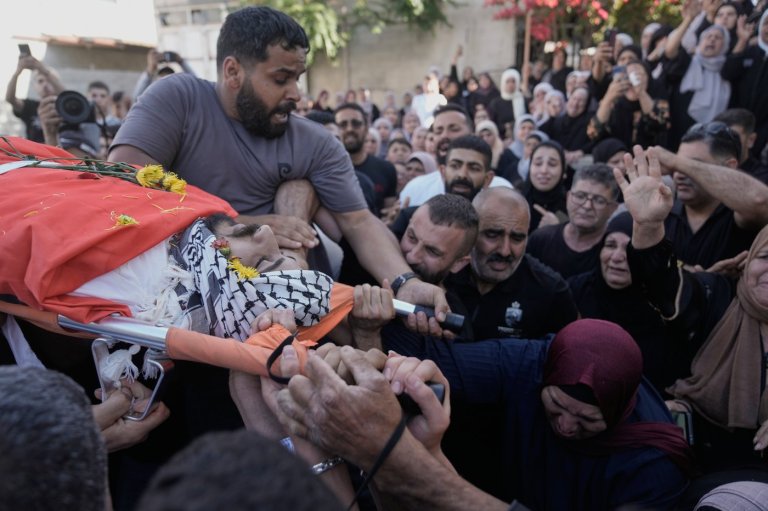 Palestinian man is shot and killed at a West Bank barrier near Jerusalem | iNFOnews.ca