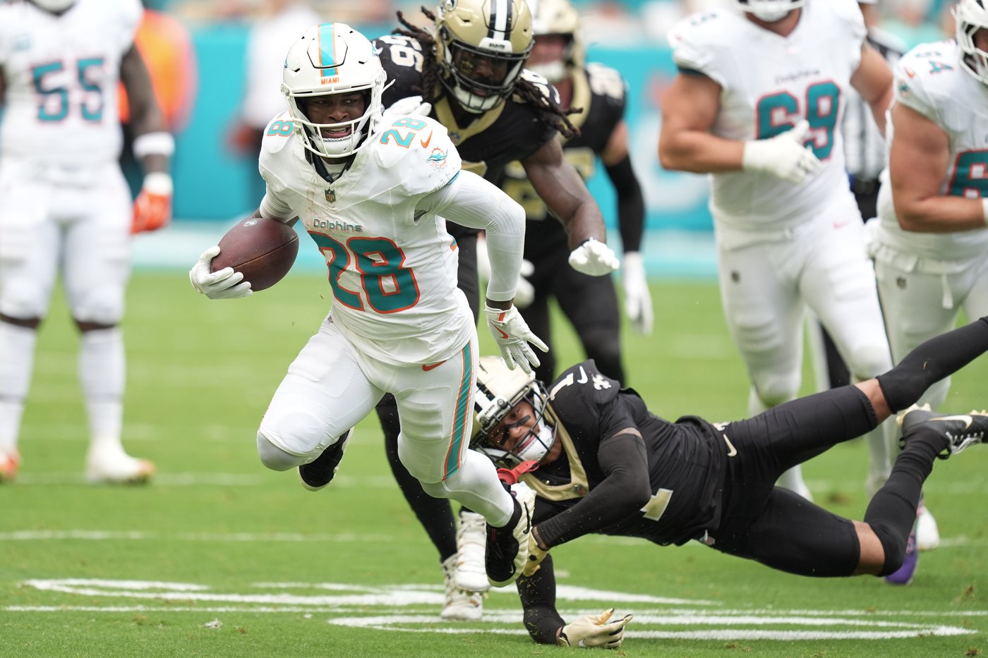Dolphins not interested in trading star running back De'Von Achane, GM Jon-Eric Sullivan says | iNFOnews.ca