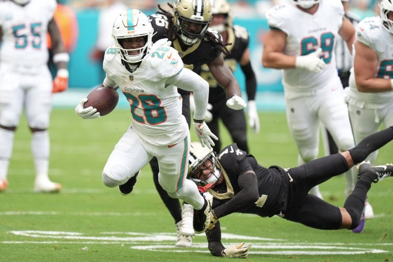 Dolphins not interested in trading star running back De'Von Achane, GM Jon-Eric Sullivan says | iNFOnews.ca