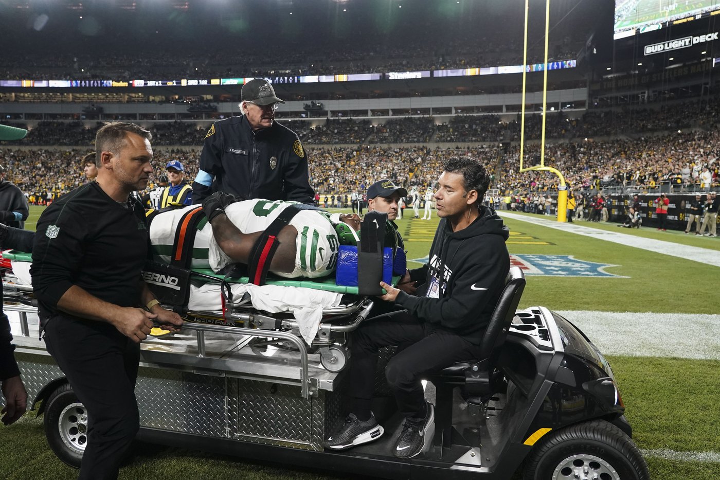 Jets' Rodgers dealing with ailing hamstring on top of knee issue but will play at Patriots | iNFOnews.ca