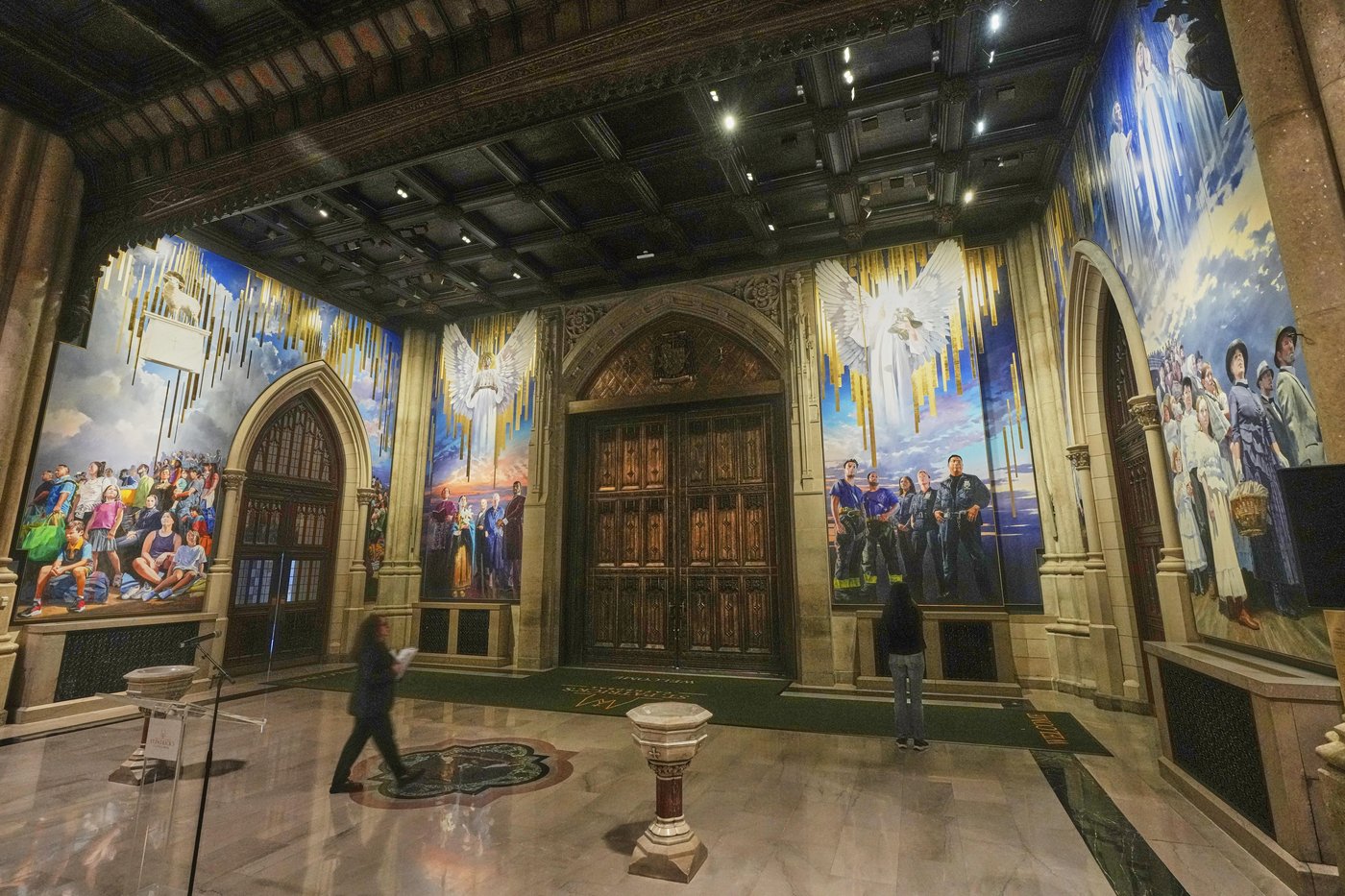 A massive mural honoring NYC immigrants now fills the entrance to St. Patrick’s Cathedral | iNFOnews.ca A massive mural honoring NYC immigrants now fills the entrance to St. Patrick’s Cathedral | iNFOnews.ca