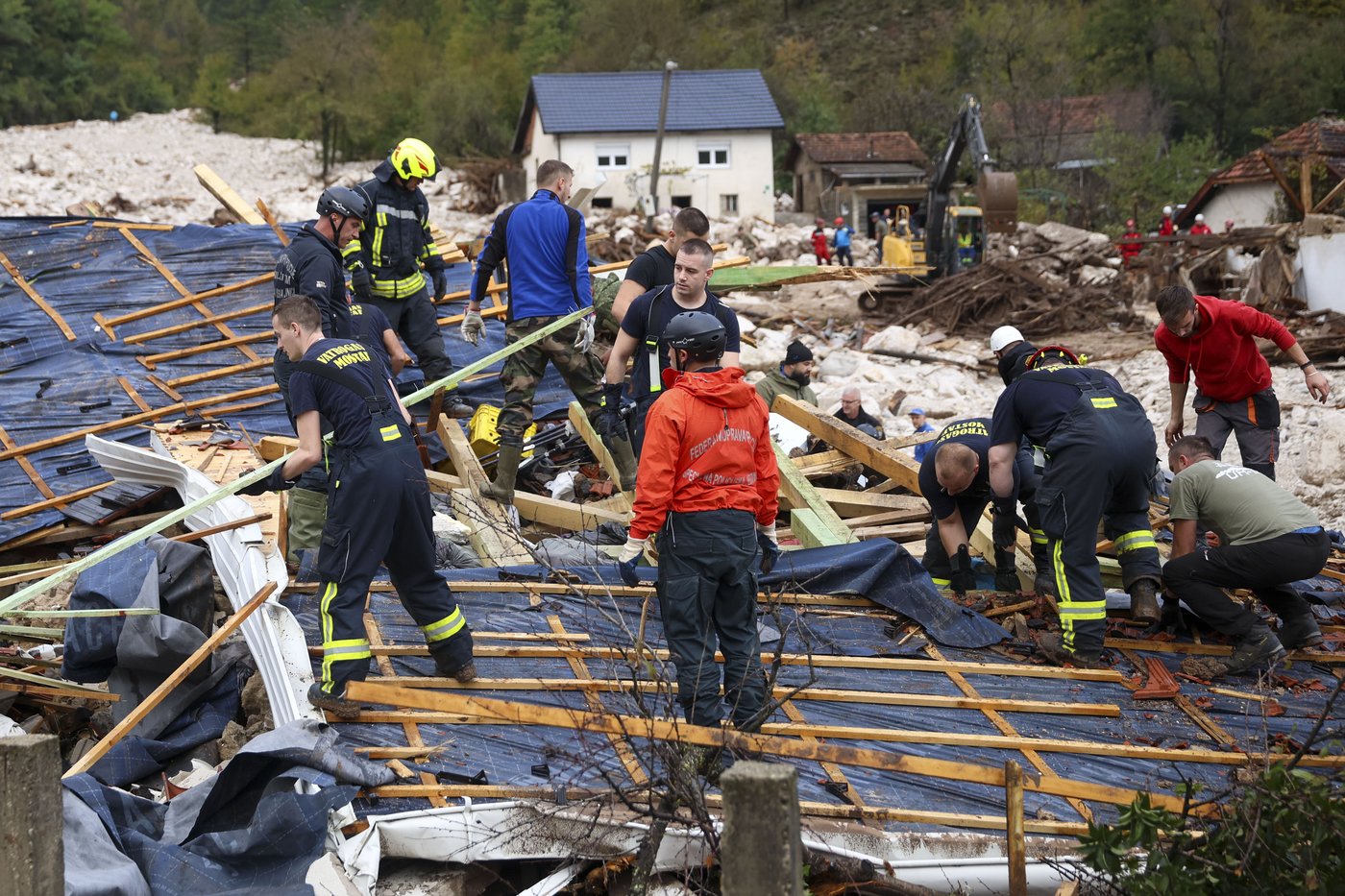 Rescue teams search for missing after floods, landslides kill at least 16 in Bosnia | iNFOnews.ca