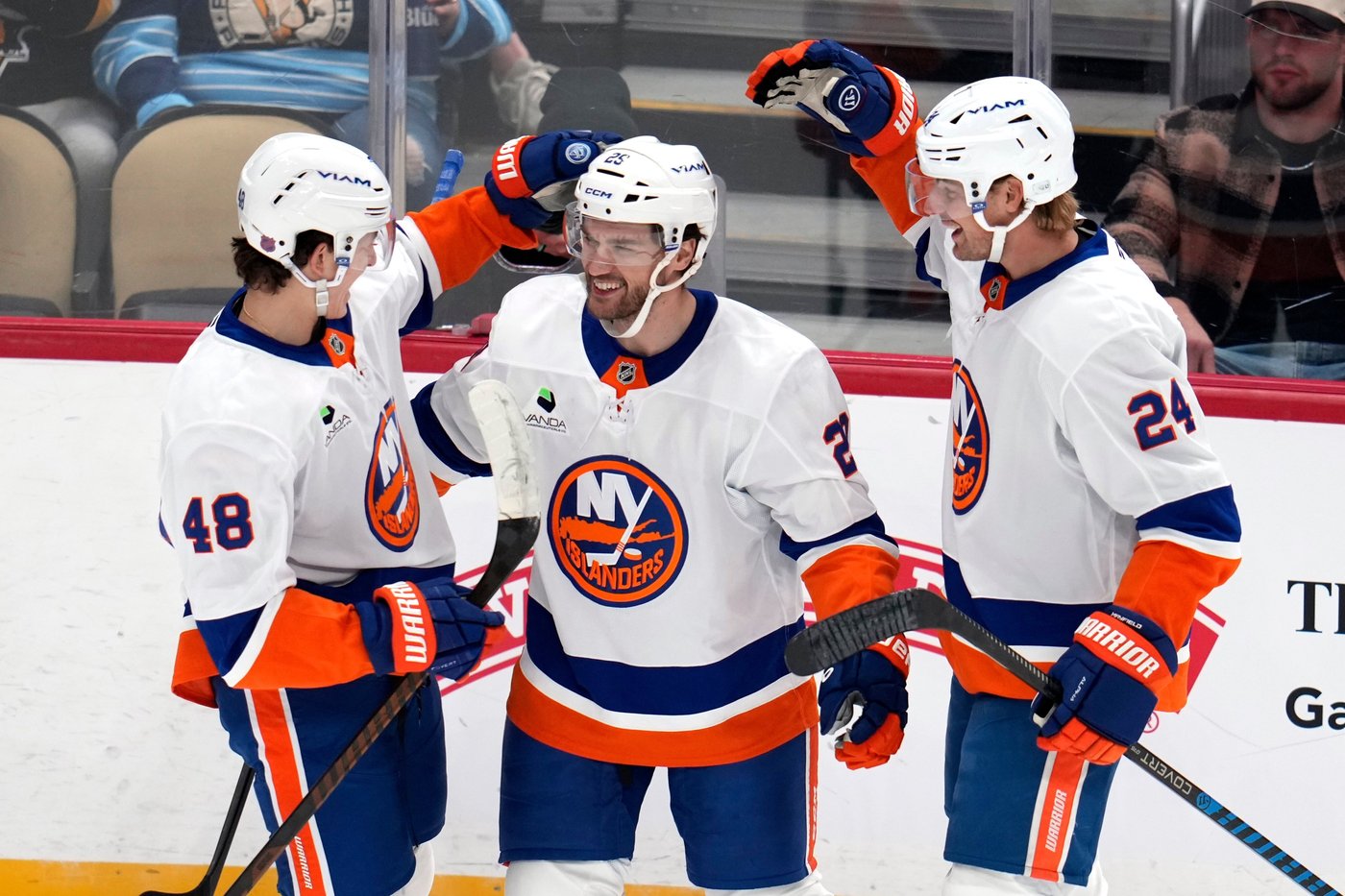 Justin Brazeau's late goal propels Penguins to 4-3 win over Islanders | iNFOnews.ca