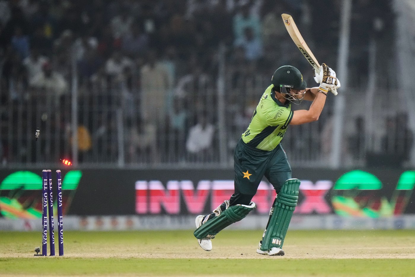 De Kock revives international career with a century as South Africa thrashes Pakistan in 2nd ODI | iNFOnews.ca