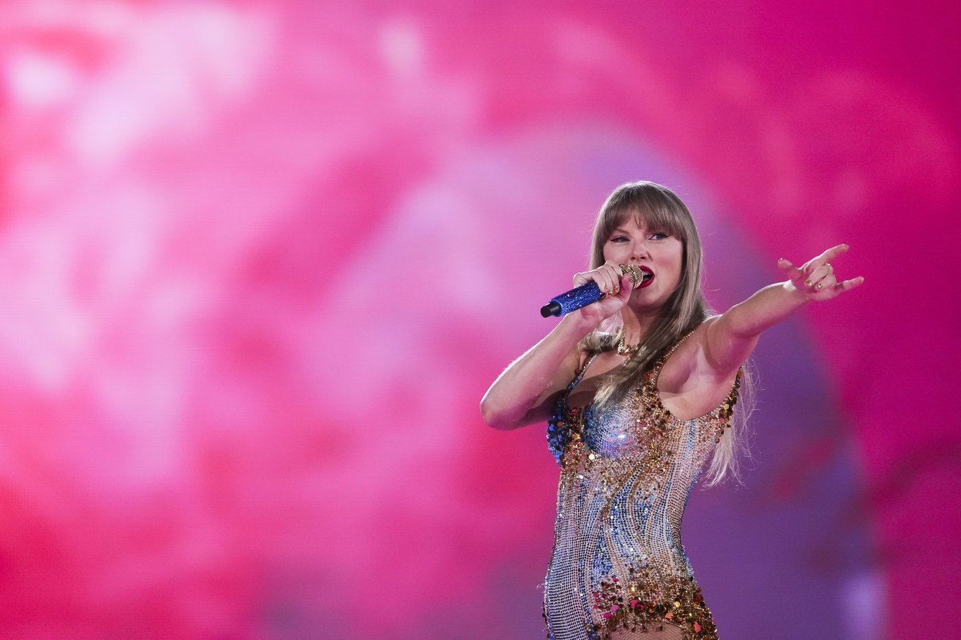 Taylor Swift’s Eras Tour ends by shattering own record, grossing an estimated $2.2B, Pollstar says | iNFOnews.ca Taylor Swift’s Eras Tour ends by shattering own record, grossing an estimated $2.2B, Pollstar says | iNFOnews.ca