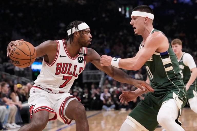 Powell scores 25 points to help the Bulls hold off the Bucks, 132-125 | iNFOnews.ca