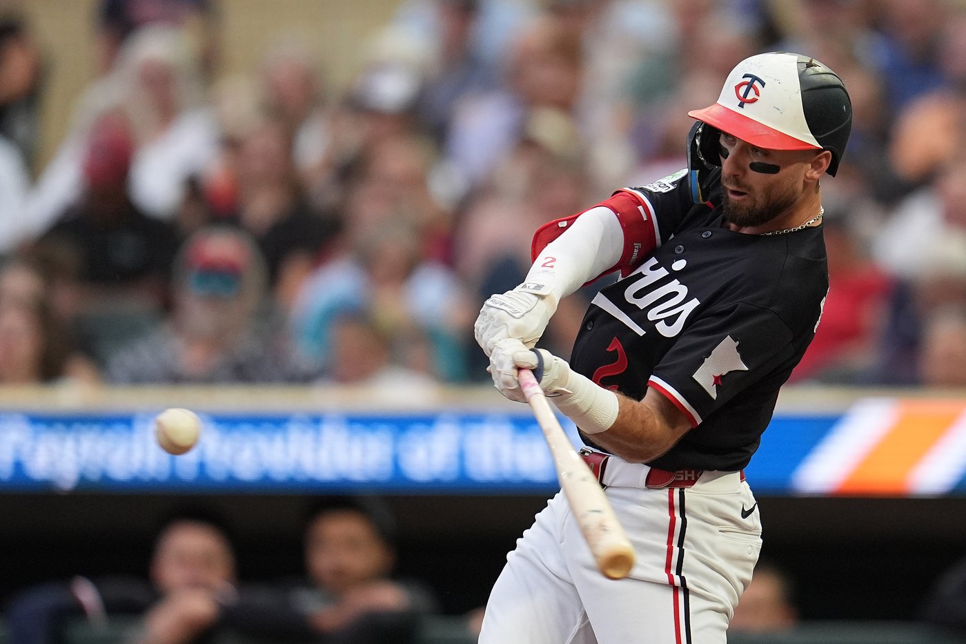 Twins hang 10 runs on the Tigers in the 6th inning of a 15-2 win as Lewis, Jeffers hit 3-run homers | iNFOnews.ca