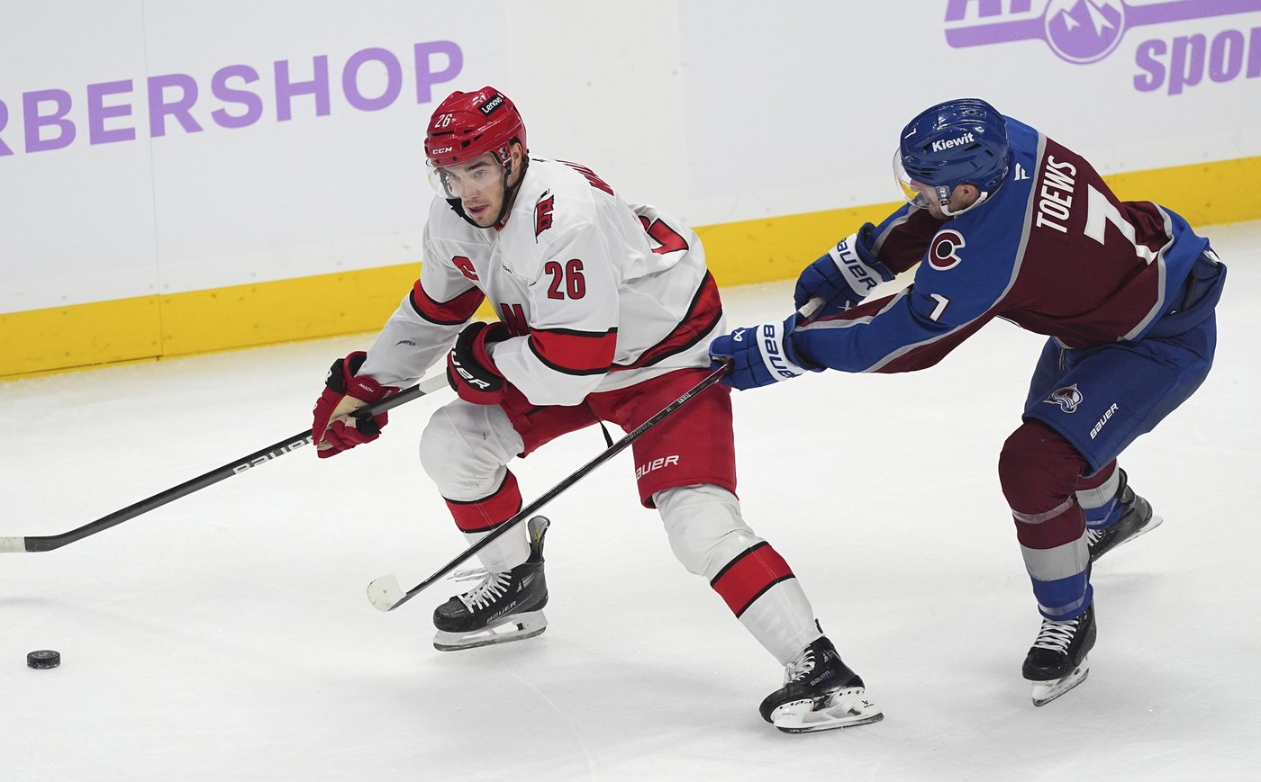 Avalanche score 5 goals in second period and end Hurricanes' 8-game win streak, 6-4 | iNFOnews.ca