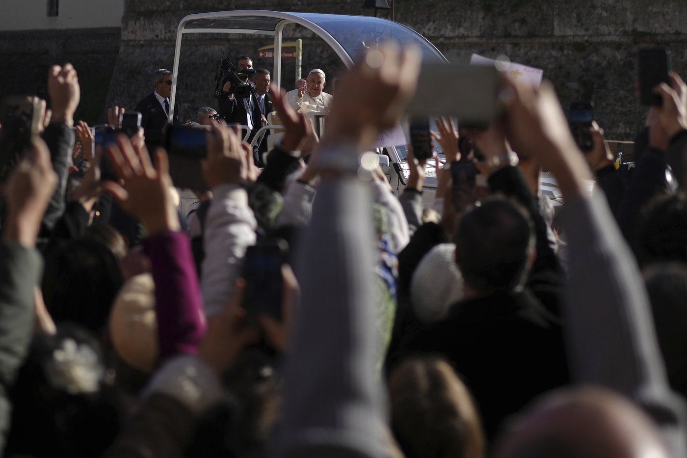 Pope Francis makes 1st papal visit to France's Corsica awash in expressions of popular piety | iNFOnews.ca