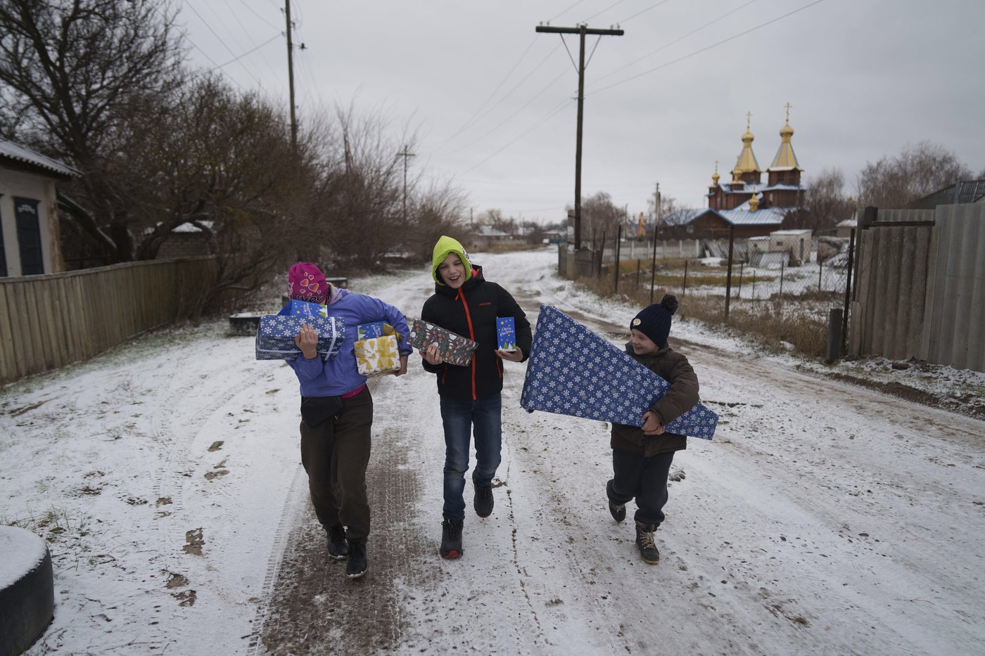 'Reindeer' volunteers bring holiday magic to Ukrainian children living on the frontlines | iNFOnews.ca