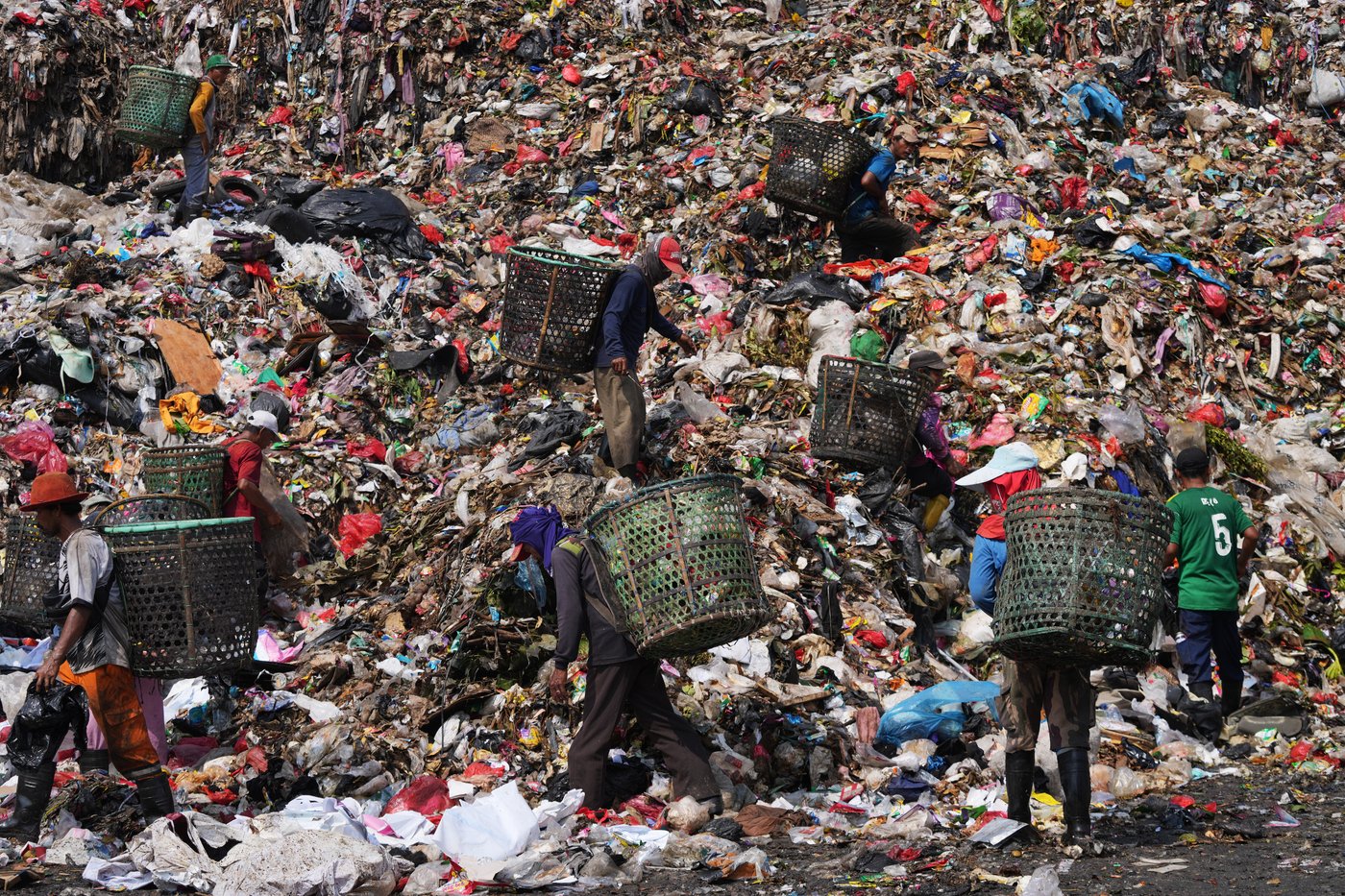 As Indonesia cuts methane emissions, life atop a mountain of garbage begins to change | iNFOnews.ca