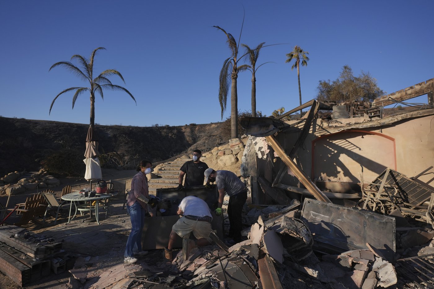 Southern California firefighters gain ground over wildfire thanks to decreased winds | iNFOnews.ca