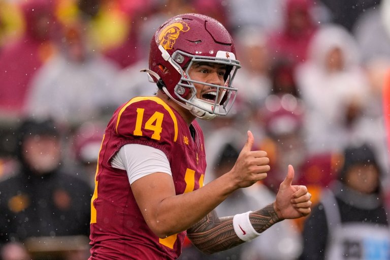 No. 17 Southern California scores final 19 points, keeps CFP hopes alive with 26-21 win over Iowa | iNFOnews.ca