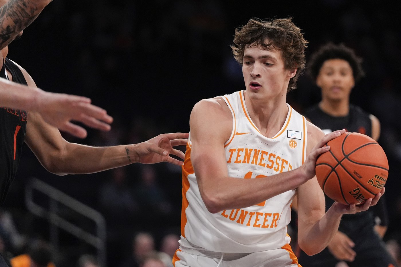 Lanier scores 22 points as No. 1 Tennessee beats Miami 75-62 at Jimmy V Classic | iNFOnews.ca