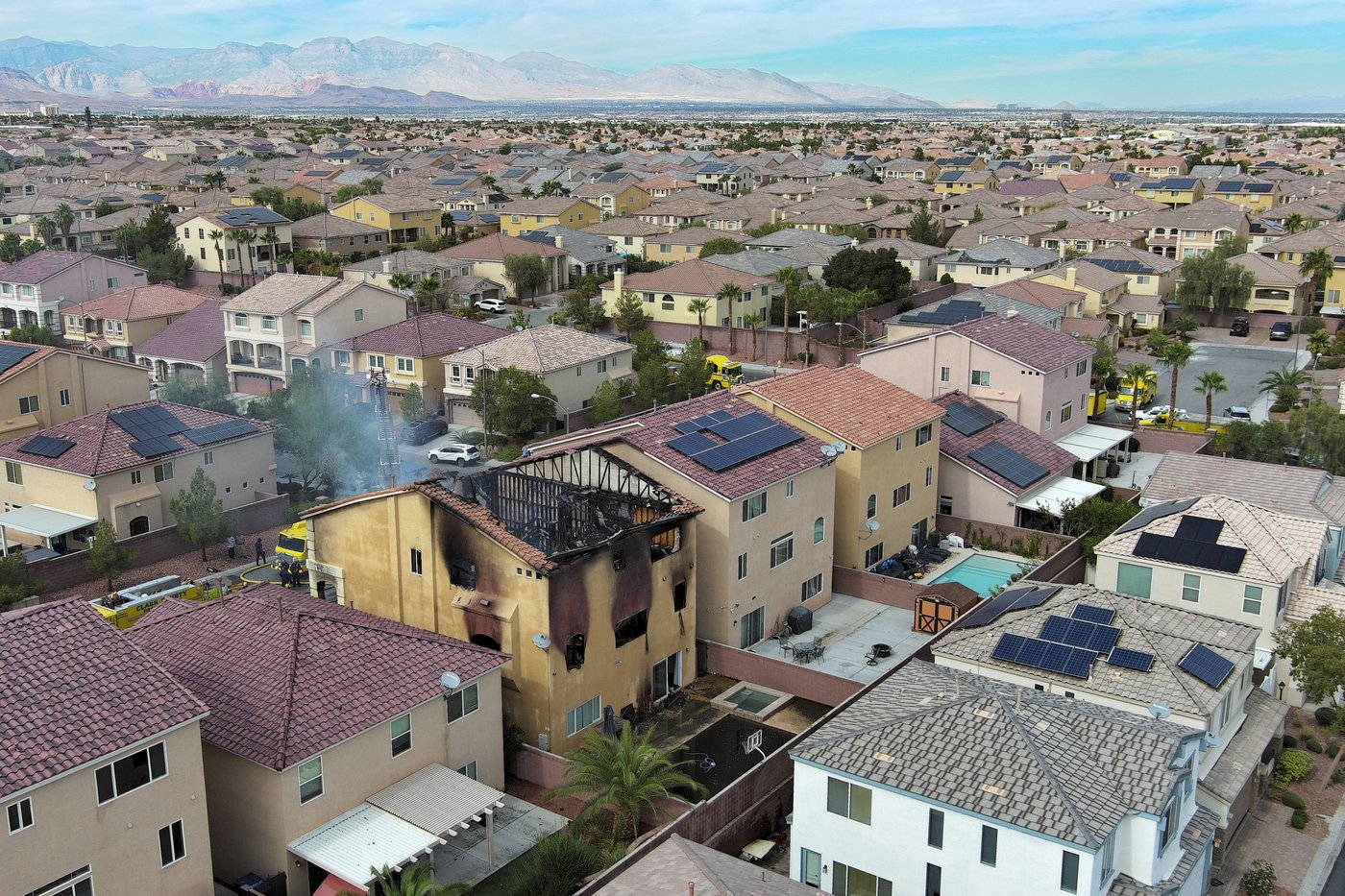 Mom and child jumped from a window to escape a Las Vegas fire that killed 2 children and 2 adults | iNFOnews.ca Mom and child jumped from a window to escape a Las Vegas fire that killed 2 children and 2 adults | iNFOnews.ca